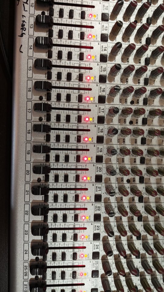 Behringer eurodesk sl3242 fx pro de segunda mano · Foto 6 de 9 · Cádiz · 320 €