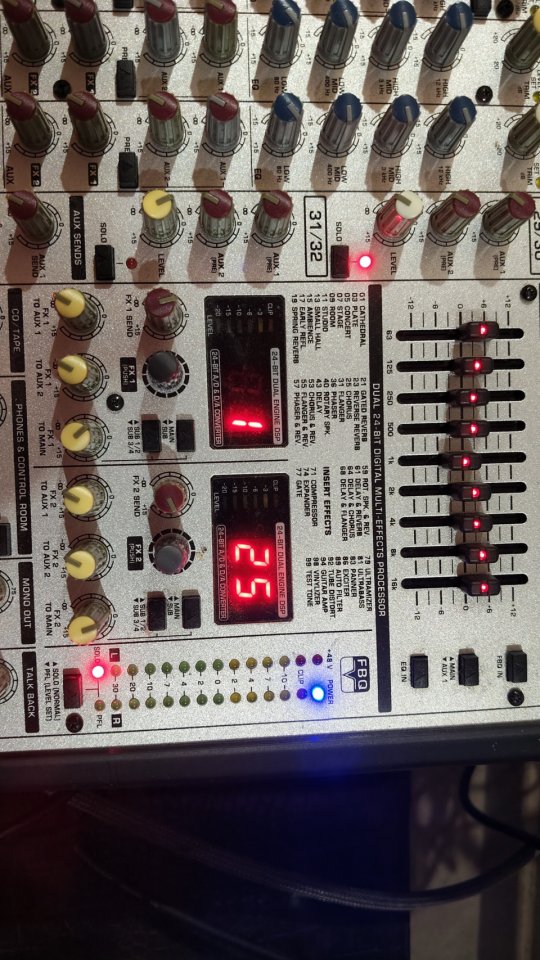 Behringer eurodesk sl3242 fx pro de segunda mano · Foto 7 de 9 · Cádiz · 320 €
