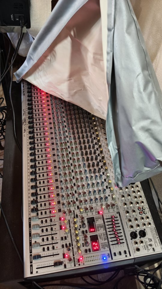 Behringer eurodesk sl3242 fx pro de segunda mano · Foto 8 de 9 · Cádiz · 320 €