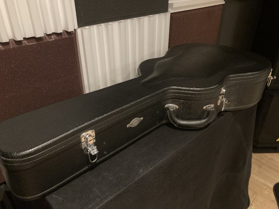 TAYLOR 414CE + Estuche original de Taylor.