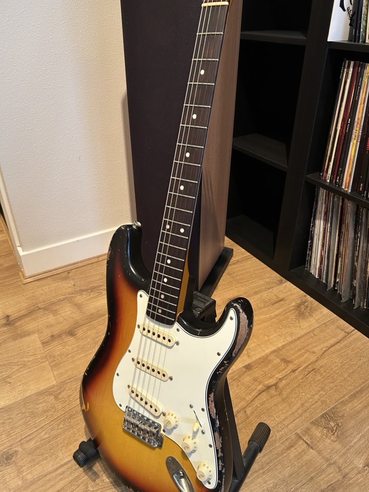 Vegarelics Stratocaster Sunburst Old Sweat de segunda mano · Foto 3 de 8 · Bizkaia · 1700 €
