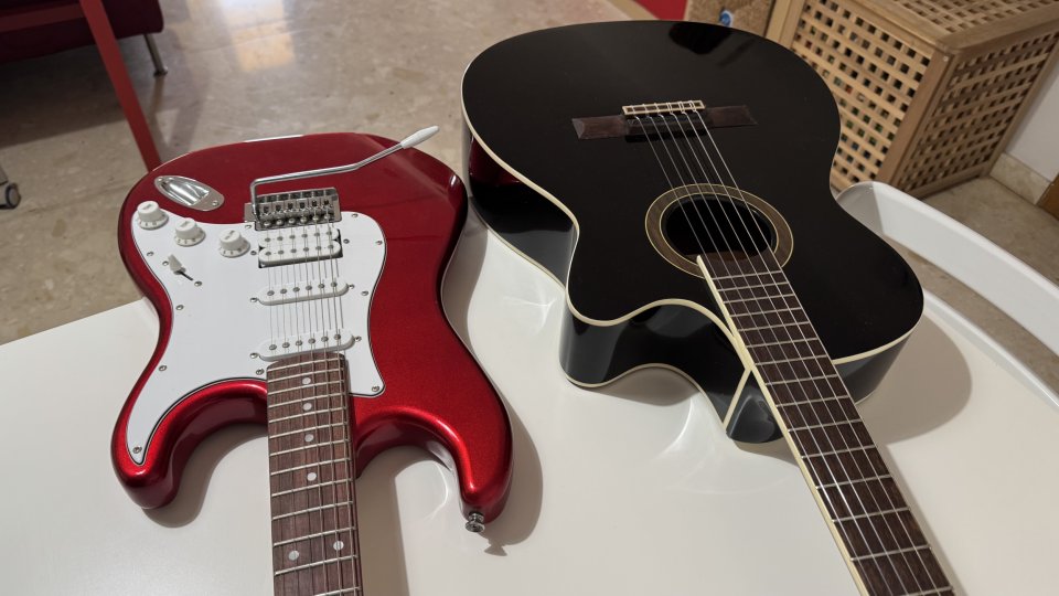 Harley Benton: Guitarra Eléctrica + Nylon Electrificada + Fundas