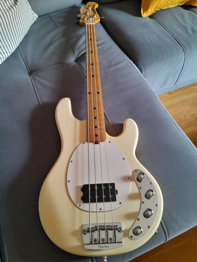 Bajo Music Man Stingray 3 EQ H