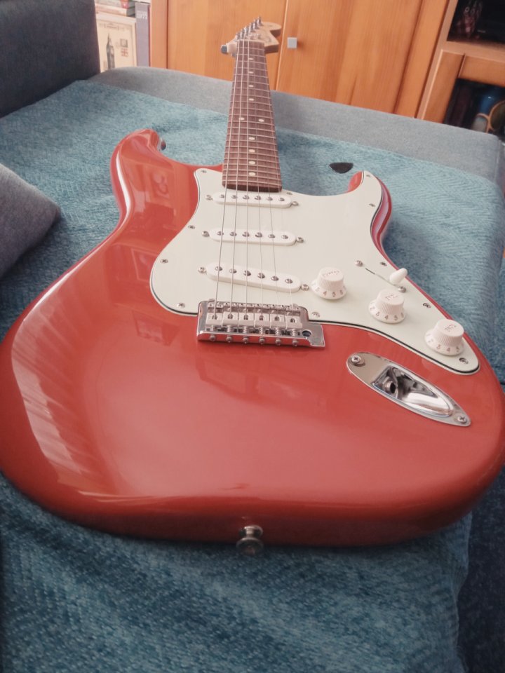 Fender Player Stratocaster Ltd Edition Fiesta Red 2022. de segunda mano · Foto 1 de 10 · Pontevedra · 480 €