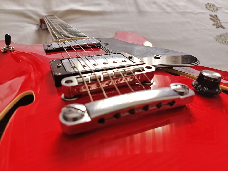 Harley Benton HB-35 Plus acabado cherry + estuche rígido de segunda mano · Foto 4 de 9 · Alicante · 250 €