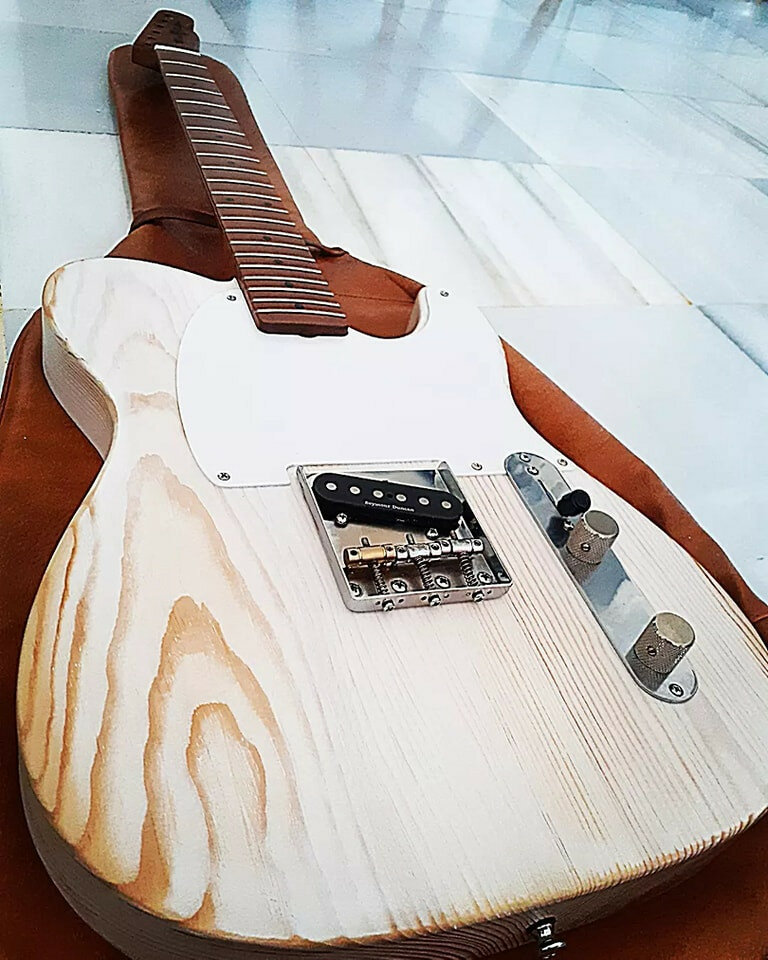 Se pintan guitarras y bajos