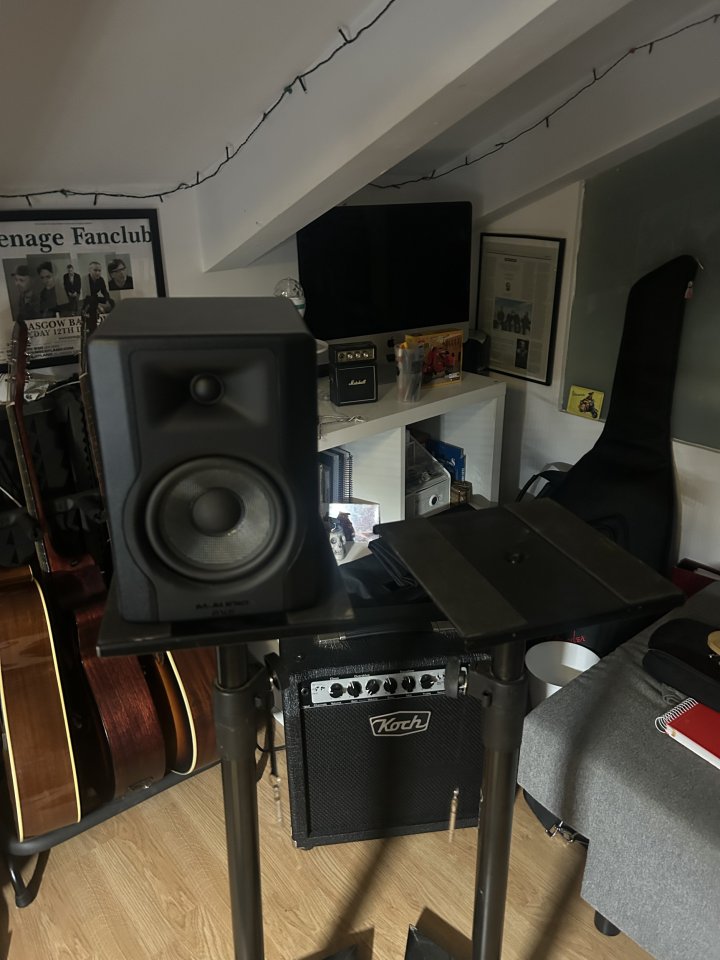 Adam Hall SKDB 039 Pareja Soportes de suelo para monitores de estudio