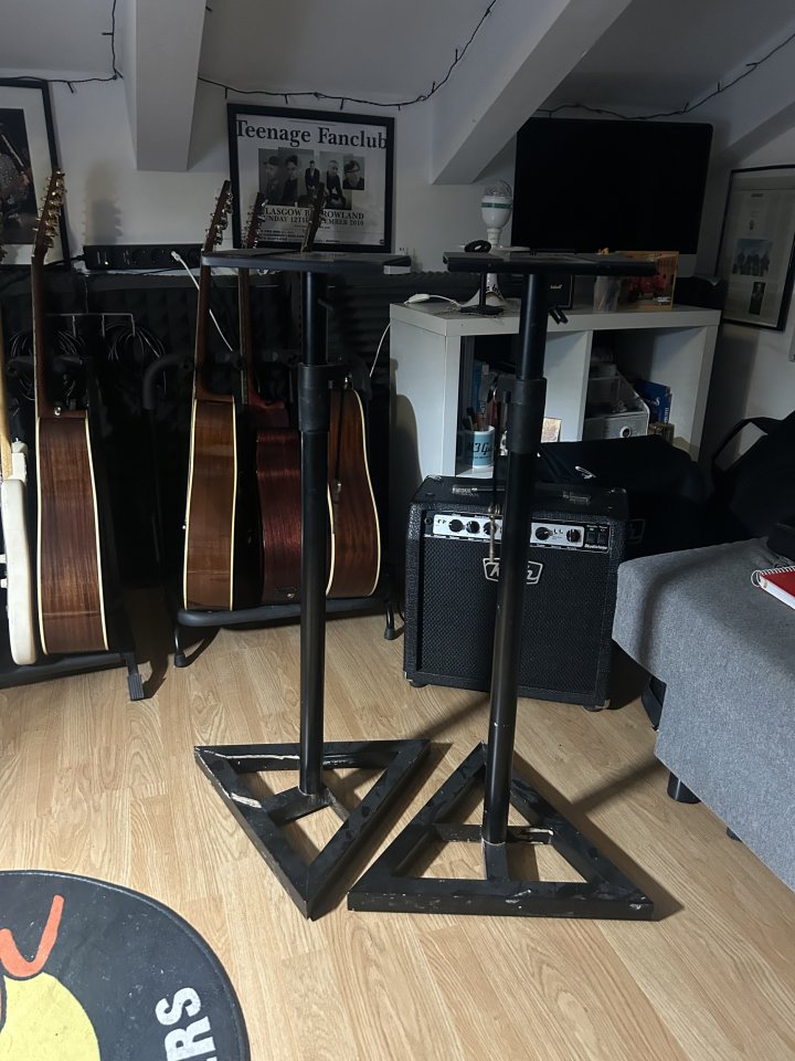 Adam Hall SKDB 039 Pareja Soportes de suelo para monitores de estudio