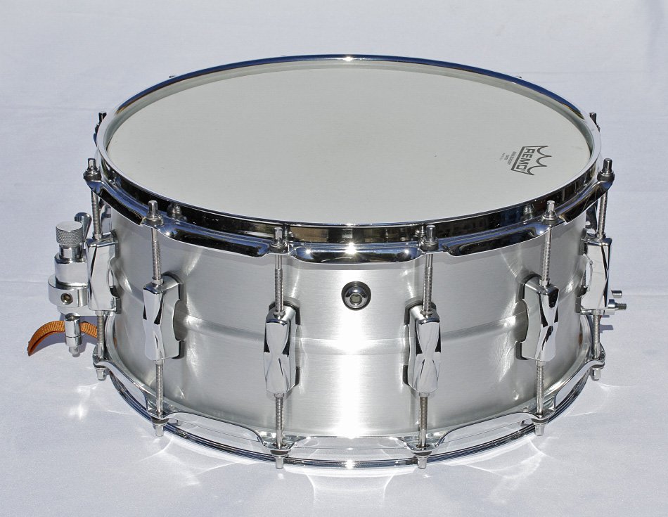 Caja con casco de aluminio sin soldaduras y 12 divisiones