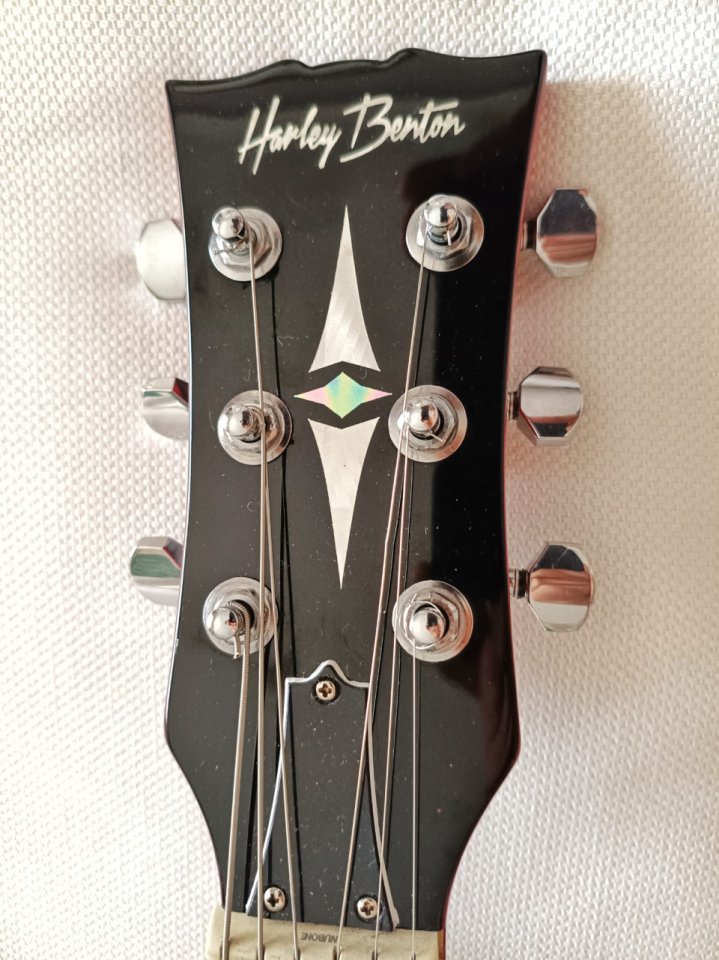 Harley Benton HB-35 Plus acabado cherry + estuche rígido de segunda mano · Foto 8 de 9 · Alicante · 250 €