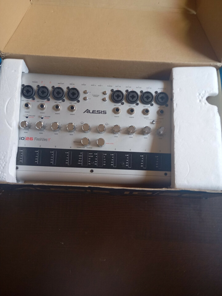 Alesis iO/26 FireWire - Interfaz de Audio