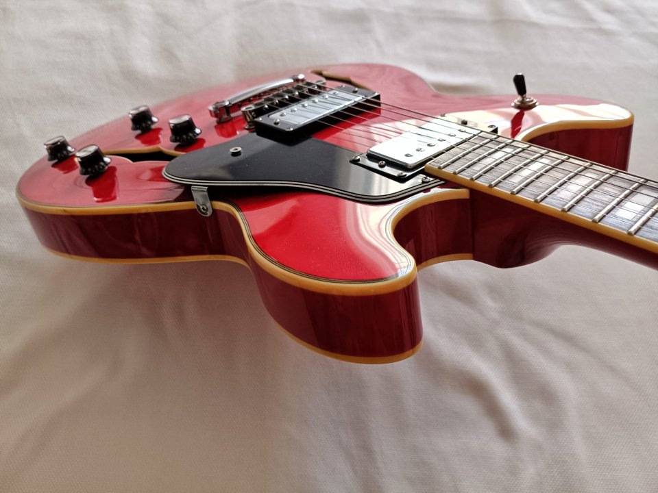 Harley Benton HB-35 Plus acabado cherry + estuche rígido de segunda mano · Foto 9 de 9 · Alicante · 250 €