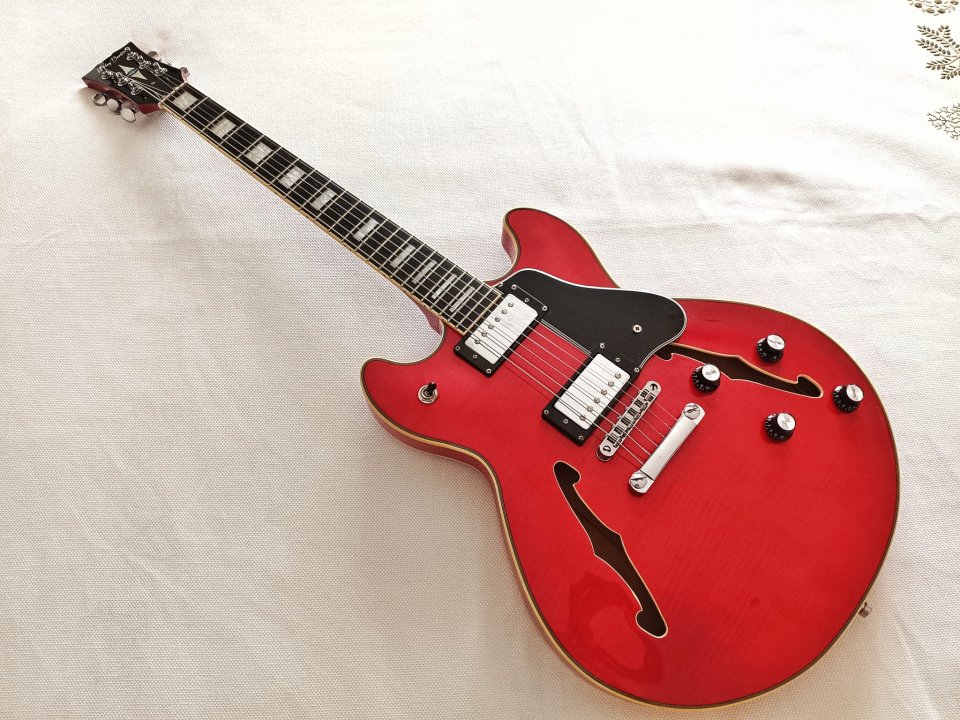 Harley Benton HB-35 Plus acabado cherry + estuche rígido de segunda mano · Foto 3 de 9 · Alicante · 250 €