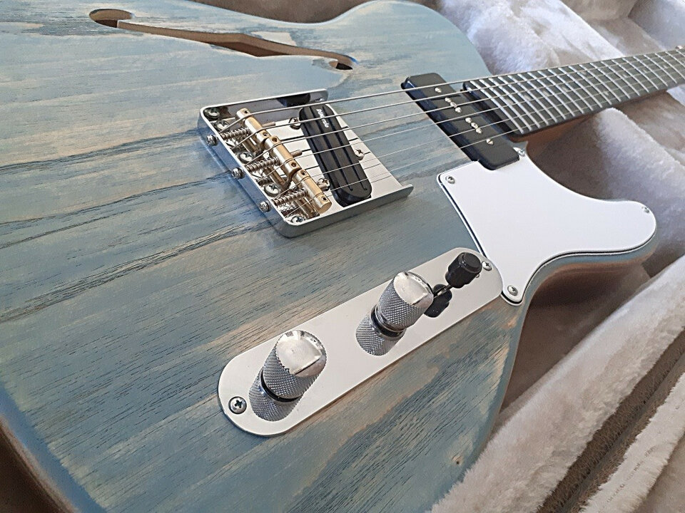 Se pintan guitarras y bajos