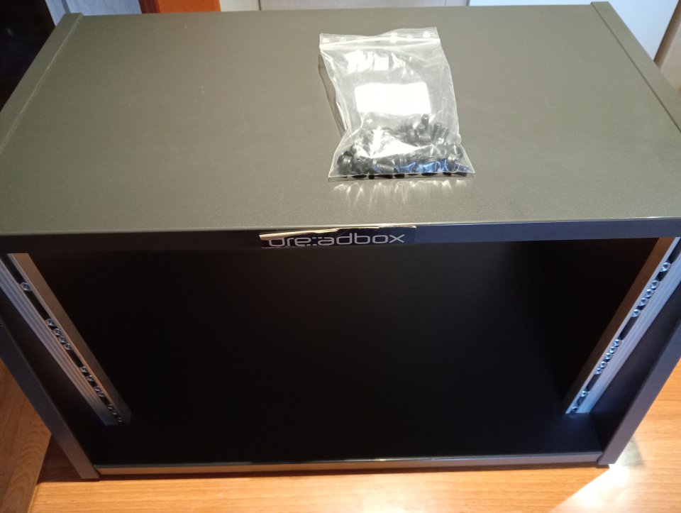 Thon Studio Desktop Rack 6 U