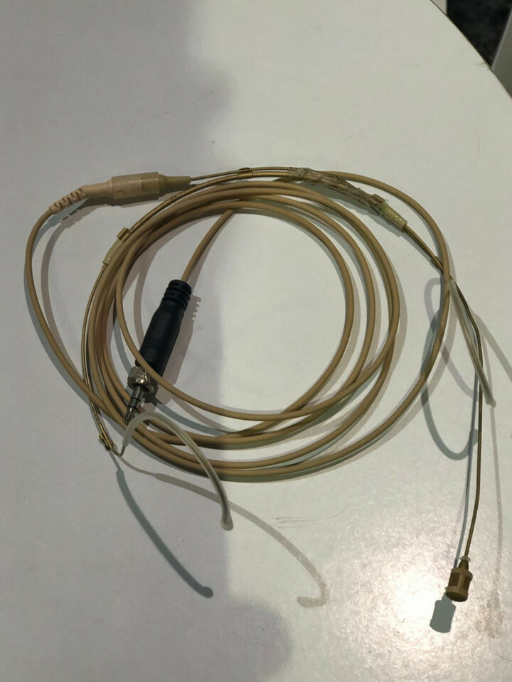 4 Micros Sennheiser + 4  Petacas + 4 micros diademas Sennheiser HSP 2-EW-3