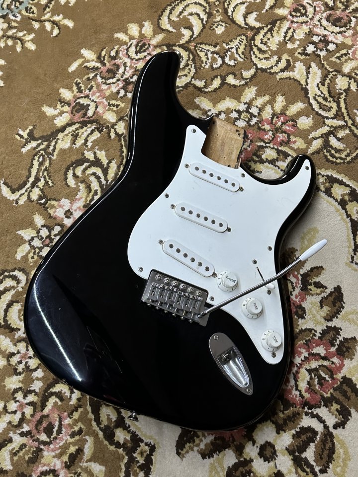 REBAJA!!! Cuerpo Squier Strat completo