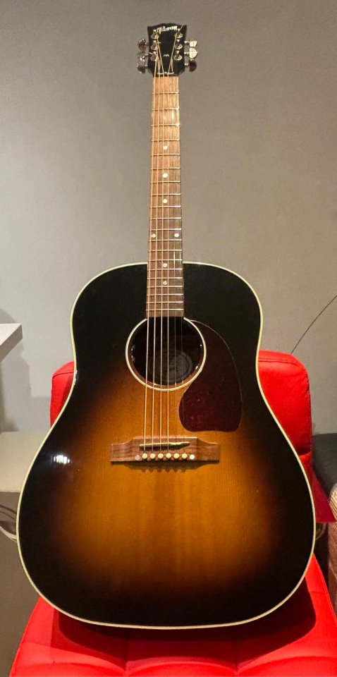 Guitarra acústica Gibson J45 Standard de segunda mano · Foto 1 de 6 · Barcelona · 2050 €