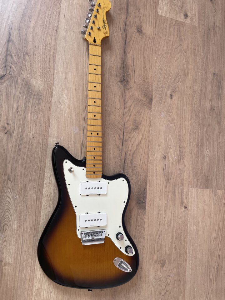 Squier Jazzmaster Vintage Modified Sunburst 2 Tone de segunda mano · Foto 1 de 9 · La Rioja · 250 €