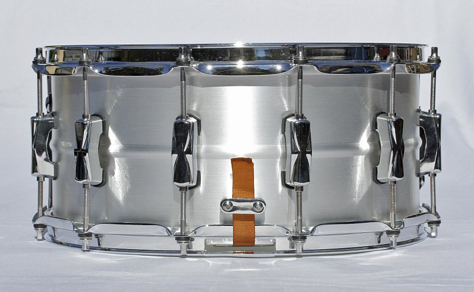 Caja con casco de aluminio sin soldaduras y 12 divisiones