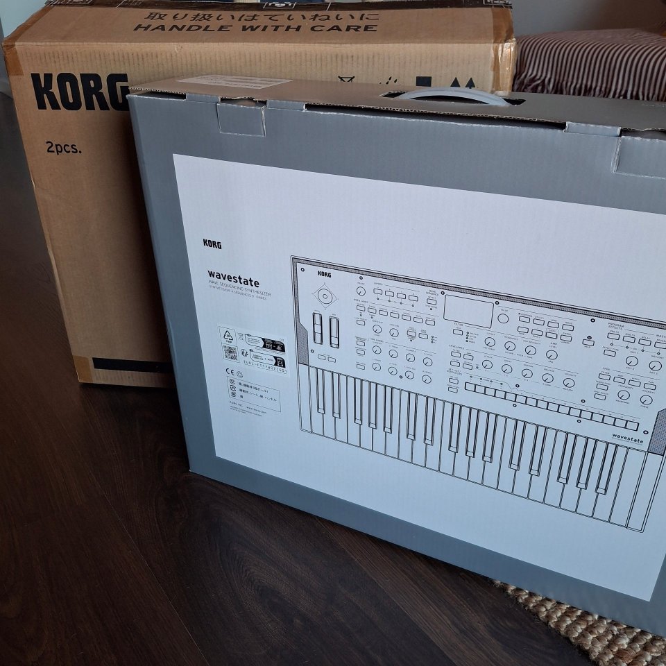 Korg Wavestate MkII en su caja