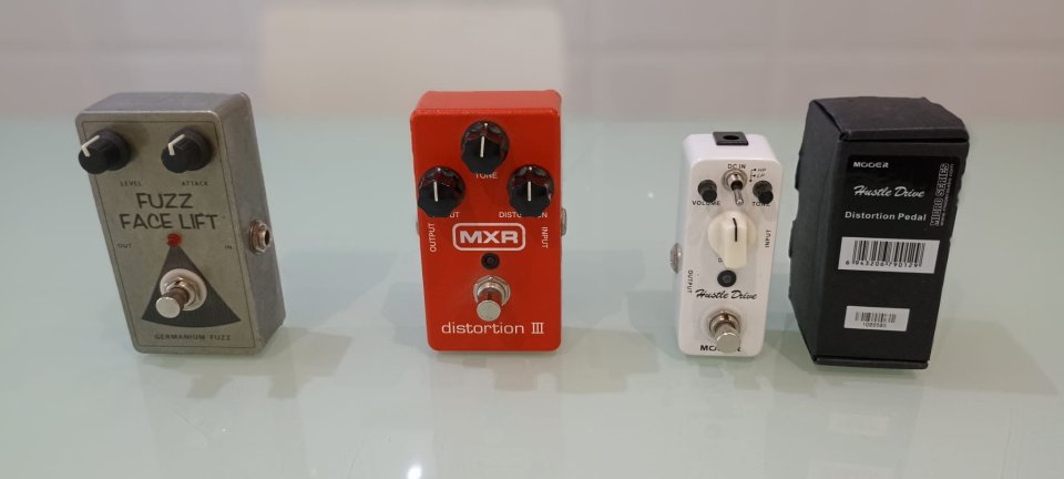 Fuzz face lift, Hustle drive, MXR Dist III, Boss ME-70 y Golpeador Telecaster perlado.