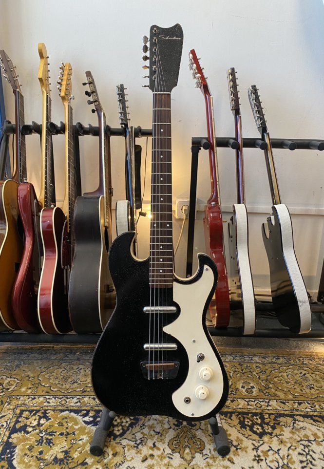 Silvertone 1449 con Amp-in-case de 1965 (amplificador de válvulas/estuche)