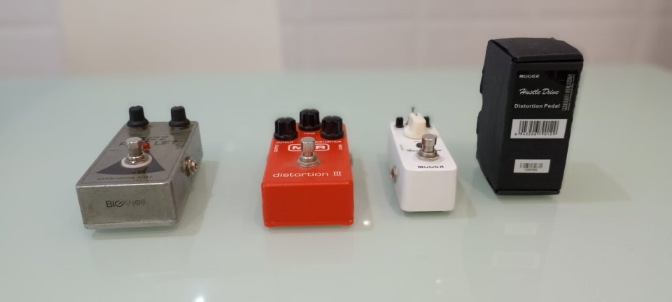 Fuzz face lift, Hustle drive, MXR Dist III, Boss ME-70 y Golpeador Telecaster perlado.