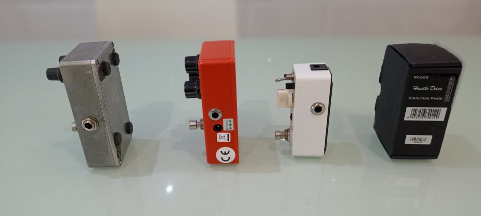 Fuzz face lift, Hustle drive, MXR Dist III, Boss ME-70 y Golpeador Telecaster perlado.