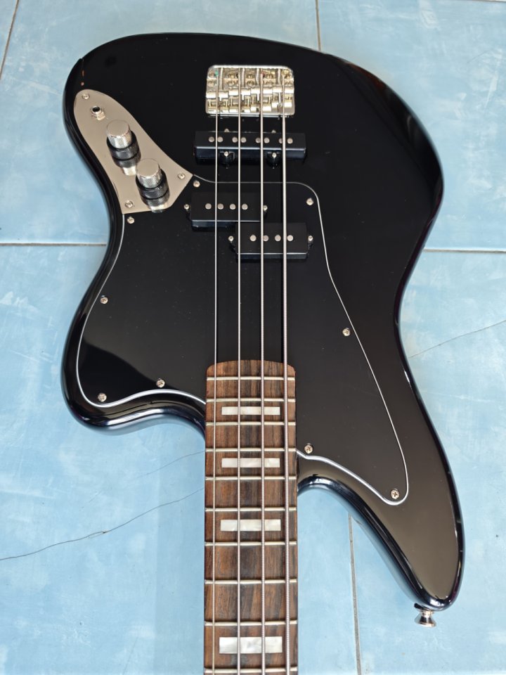 Bajo Squier classic vive by Fender+funda nueva de segunda mano · Foto 1 de 9 · Valladolid · 250 €