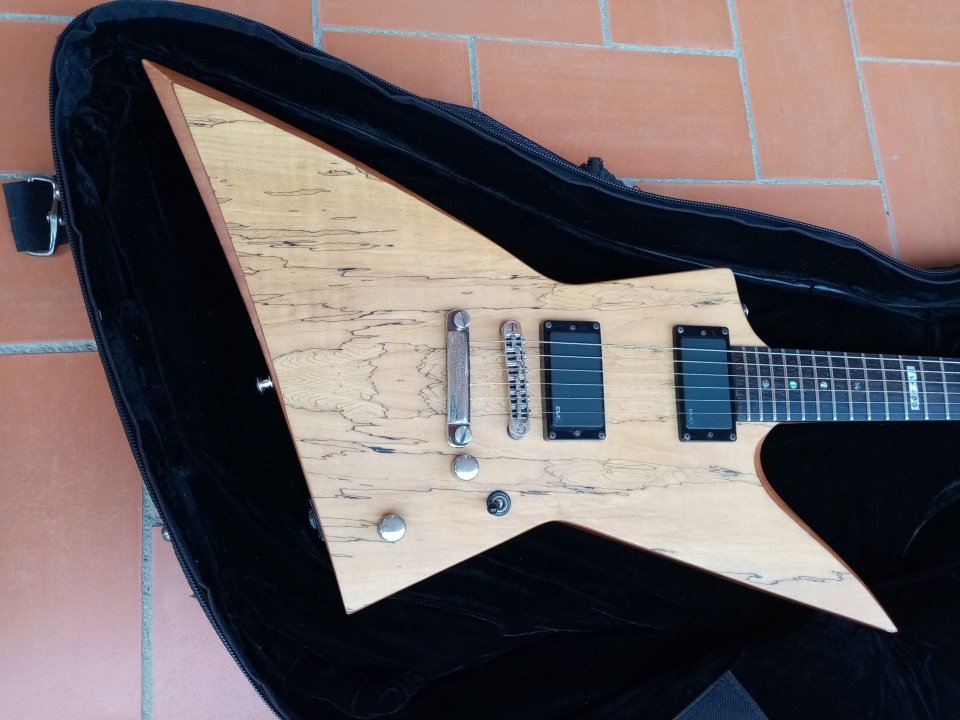 LTD FX-400 Splated Maple con EMG 80/61 (Korea 2008) de segunda mano · Foto 4 de 9 · Barcelona · 390 €