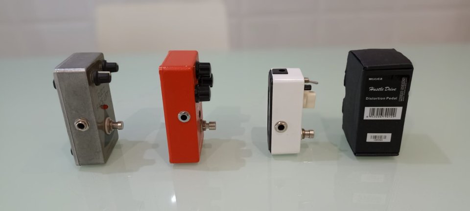 Fuzz face lift, Hustle drive, MXR Dist III, Boss ME-70 y Golpeador Telecaster perlado.