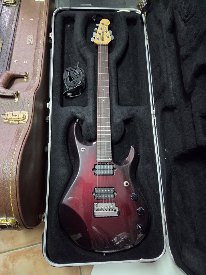 Ernie Ball Music Man John Petrucci 6 (Piezo) - Espectacular estado de segunda mano · Foto 1 de 5 · Barcelona · 2200 €