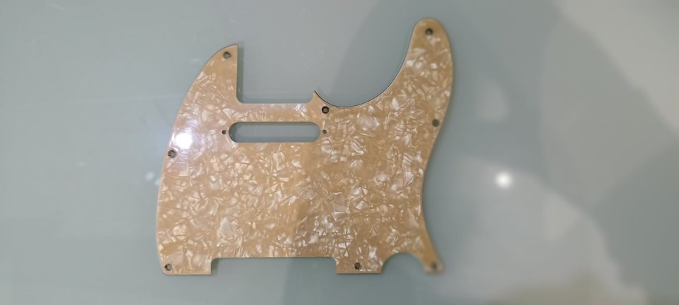 Fuzz face lift, Hustle drive, MXR Dist III, Boss ME-70 y Golpeador Telecaster perlado.