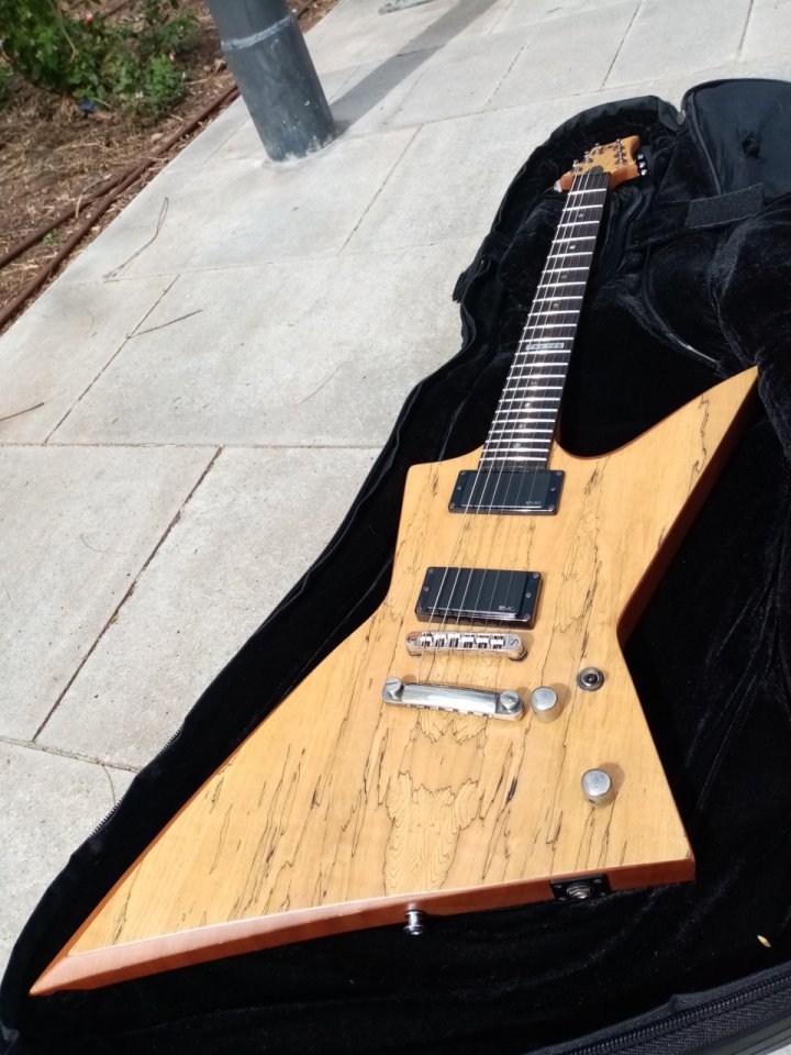 LTD FX-400 Splated Maple con EMG 80/61 (Korea 2008) de segunda mano · Foto 6 de 9 · Barcelona · 390 €