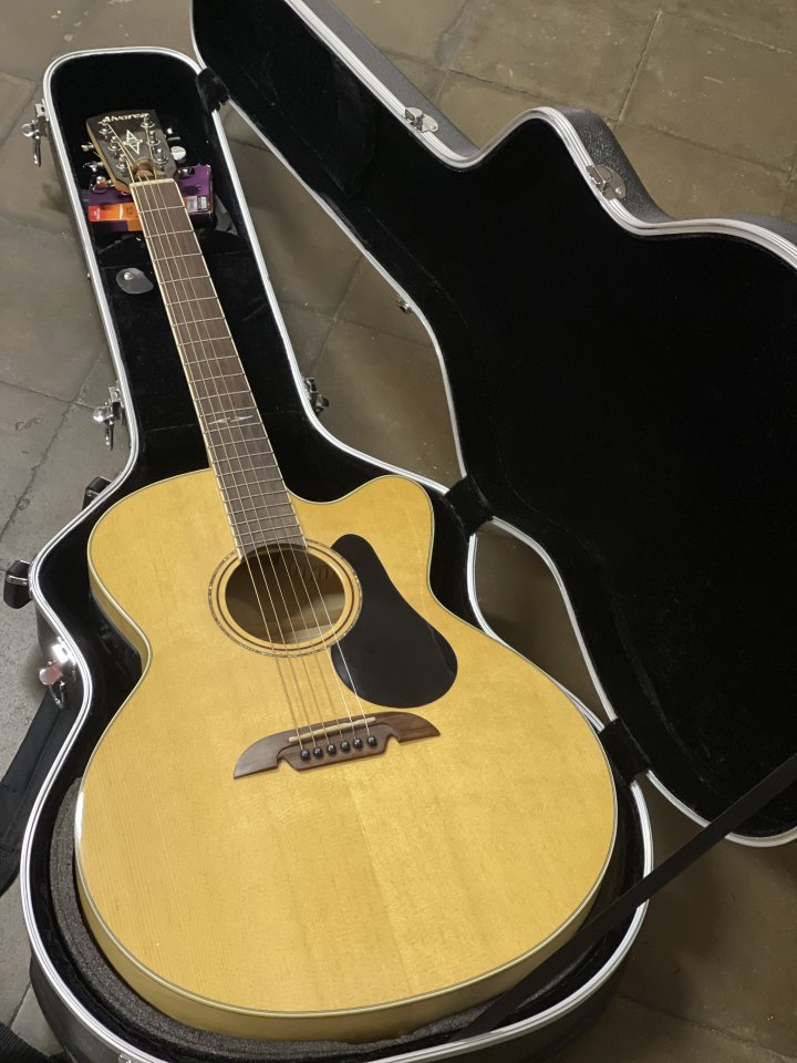 Guitarra acústica Alvarez J80CE Jumbo + funda rígida
