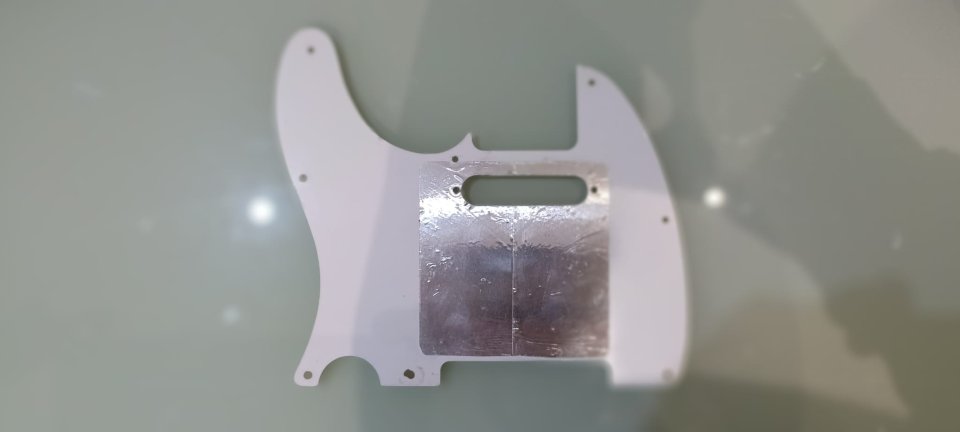 Fuzz face lift, Hustle drive, MXR Dist III, Boss ME-70 y Golpeador Telecaster perlado.