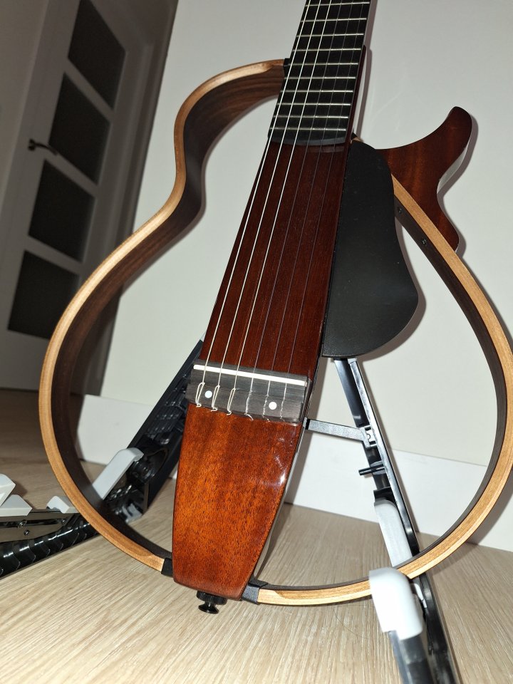 Yamaha Silent SLG200NW + Guitarlift Silent Nuevos de segunda mano · Foto 3 de 10 · Madrid · 590 €