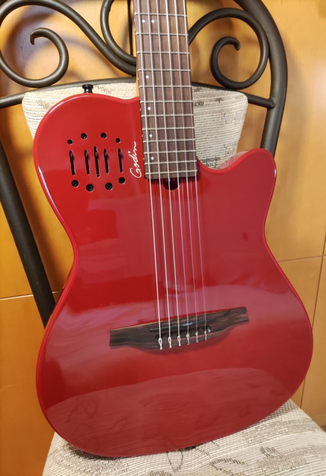 Godin Multiac Mundial Aztec Red -- COMO NUEVA -- de segunda mano · Foto 3 de 10 · Valencia · 1399 €