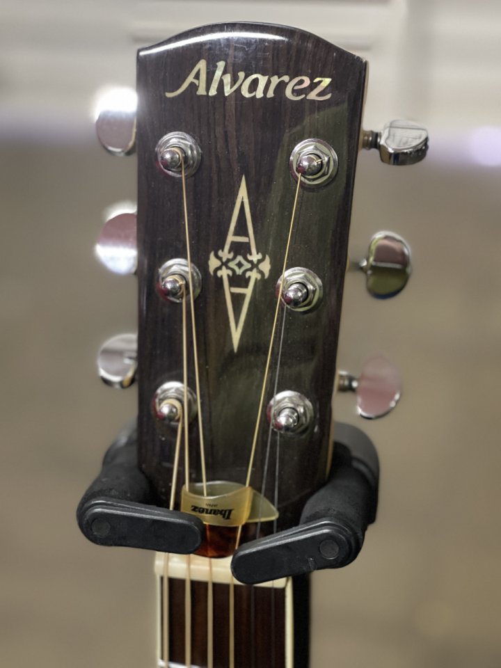 Guitarra acústica Alvarez J80CE Jumbo + funda rígida