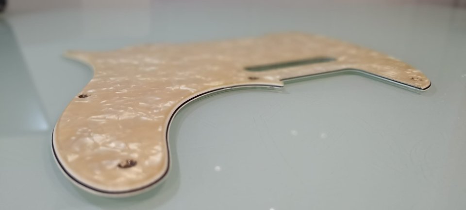 Fuzz face lift, Hustle drive, MXR Dist III, Boss ME-70 y Golpeador Telecaster perlado.