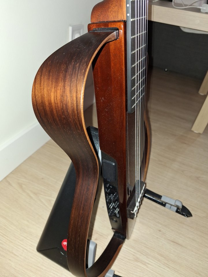 Yamaha Silent SLG200NW + Guitarlift Silent Nuevos de segunda mano · Foto 4 de 10 · Madrid · 590 €