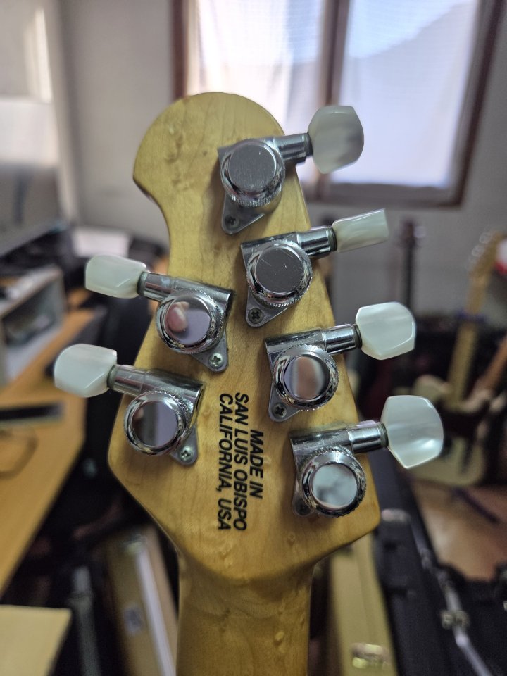 Ernie Ball Music Man John Petrucci 6 (Piezo) - Espectacular estado de segunda mano · Foto 4 de 5 · Barcelona · 2200 €