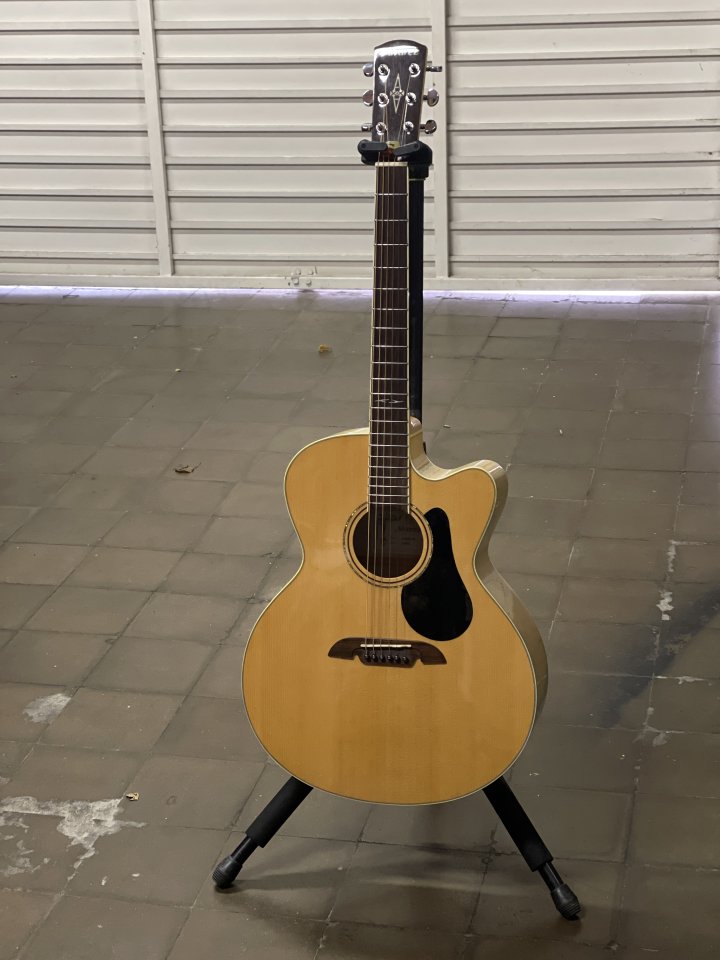 Guitarra acústica Alvarez J80CE Jumbo + funda rígida