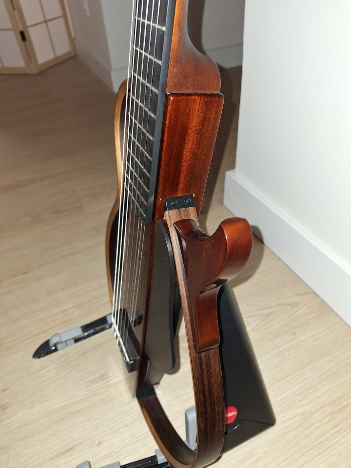 Yamaha Silent SLG200NW + Guitarlift Silent Nuevos de segunda mano · Foto 5 de 10 · Madrid · 590 €
