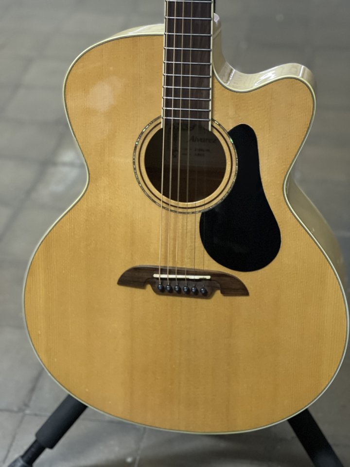 Guitarra acústica Alvarez J80CE Jumbo + funda rígida