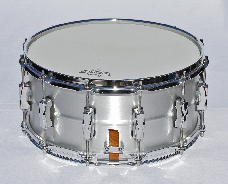 Caja con casco de aluminio sin soldaduras y 12 divisiones