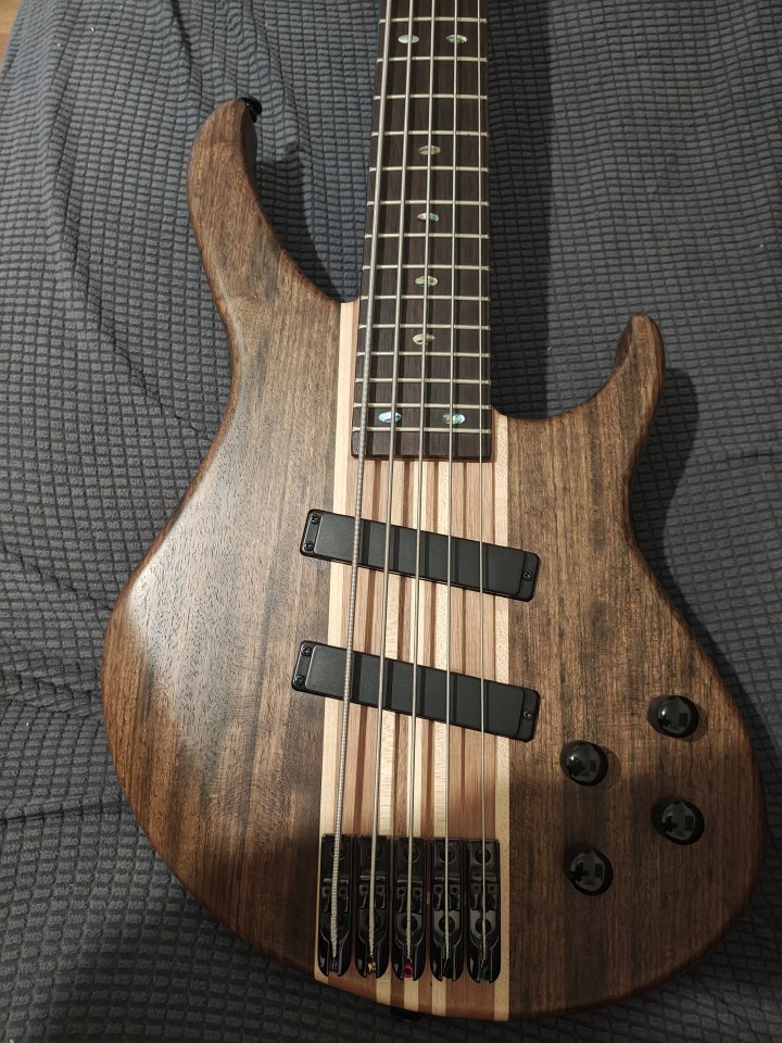 Bajo 5 cuerdas Harley Benton HBZ2005