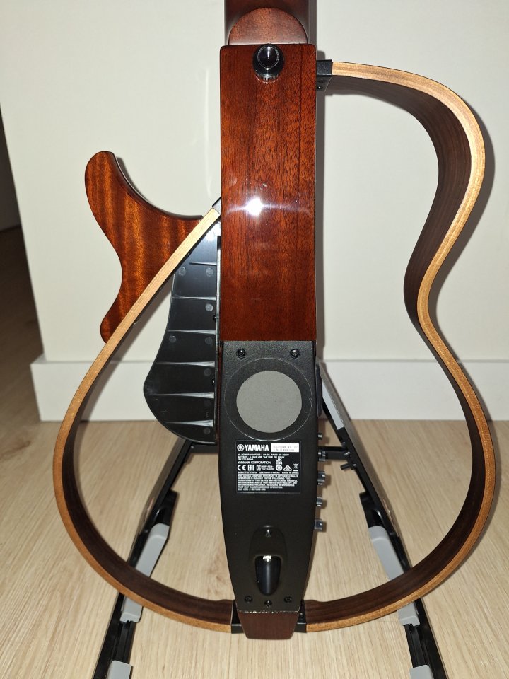Yamaha Silent SLG200NW + Guitarlift Silent Nuevos de segunda mano · Foto 7 de 10 · Madrid · 590 €