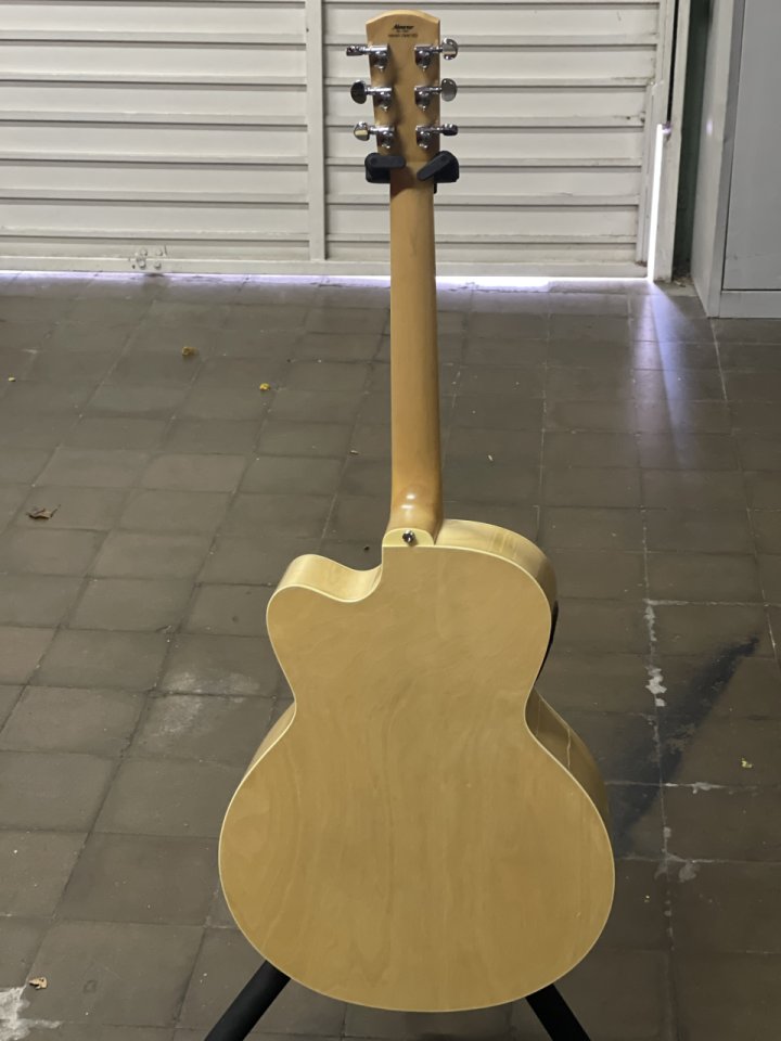 Guitarra acústica Alvarez J80CE Jumbo + funda rígida